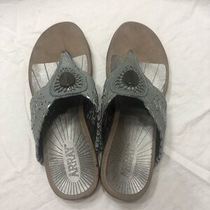 Array Moki Medallion Gray and Silver Leather Thong Sandals, Size 8 (SH01)